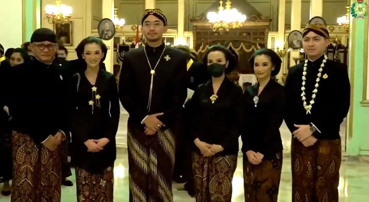 Pria Pakai Kebaya di Kirab 1 Suro, Gema Kritik Adat