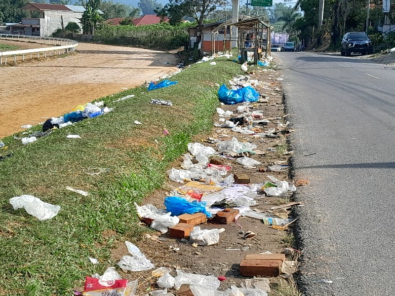 Pria Tabanan Tertangkap Membuang Sampah di Jalan Gelatik