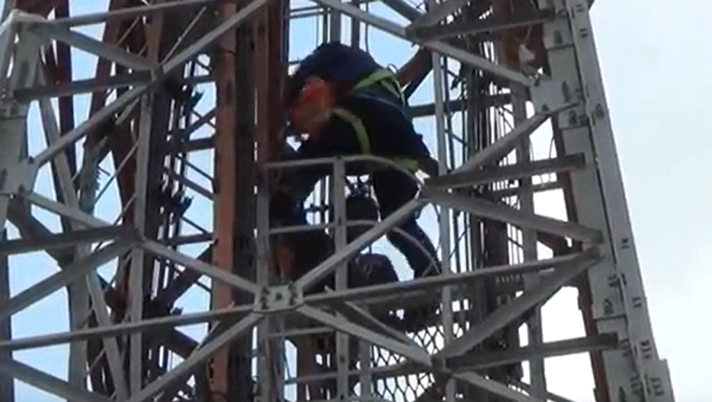 Pria Tepi Tower Listrik Kwangsan, Sidoarjo, Menuruni 3 Jam