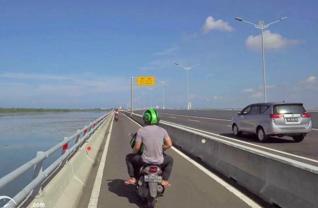 Pria Tertidur di Jalur Motor Tol Bali Mandara, Mabuk