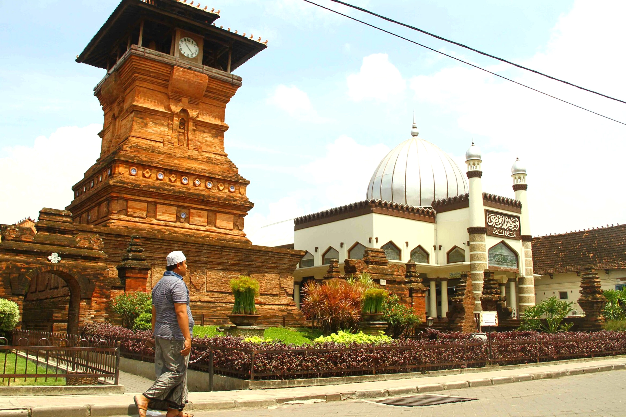 Protes Warga, Makam Pendiri Masjid di Kudus Dipagar Tembok Tinggi