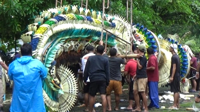 PT BTID Bermitra dengan Pemuda Enam Banjar di Festival Penjor