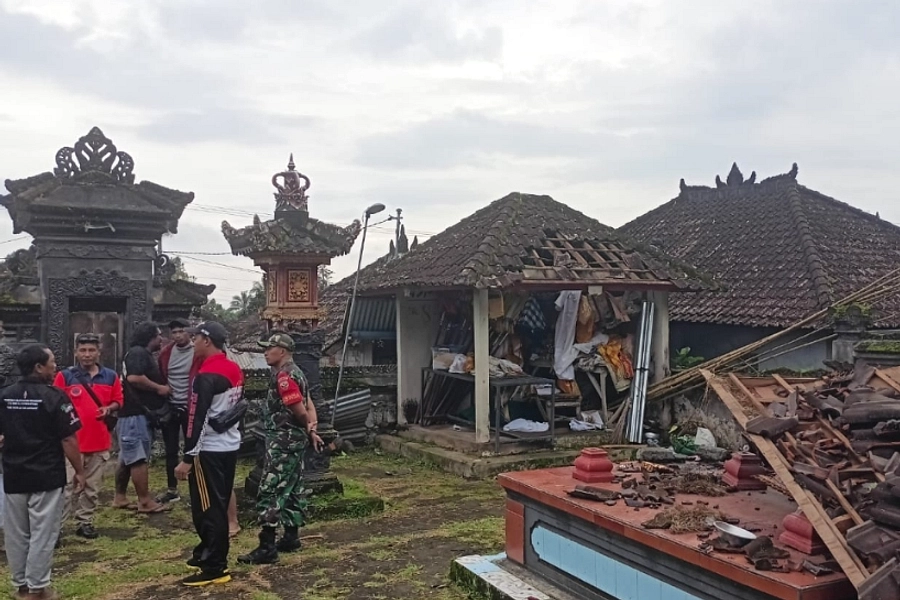 Puting Beliung Menerjang Banjar Pasar, Jembrana, Bali Pagi