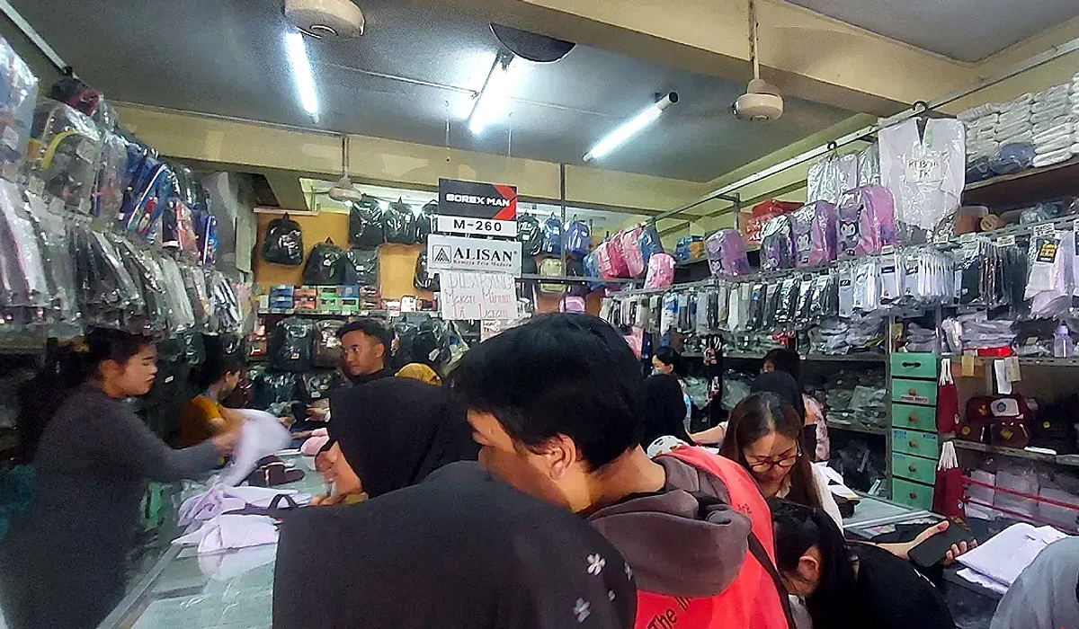 Ramai Pembeli Seragam Sekolah di Surabaya Jelang Tahun Ajaran Baru