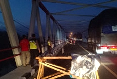 Rangka Jembatan Serayu Ambruk, Truk dan Motor Kecelakaan