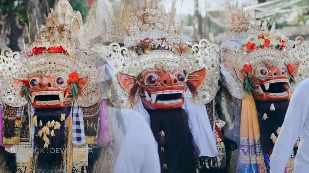 Ratusan Desa Adat Pau Tampilkan Ngodak Sesuhunan di Ubud