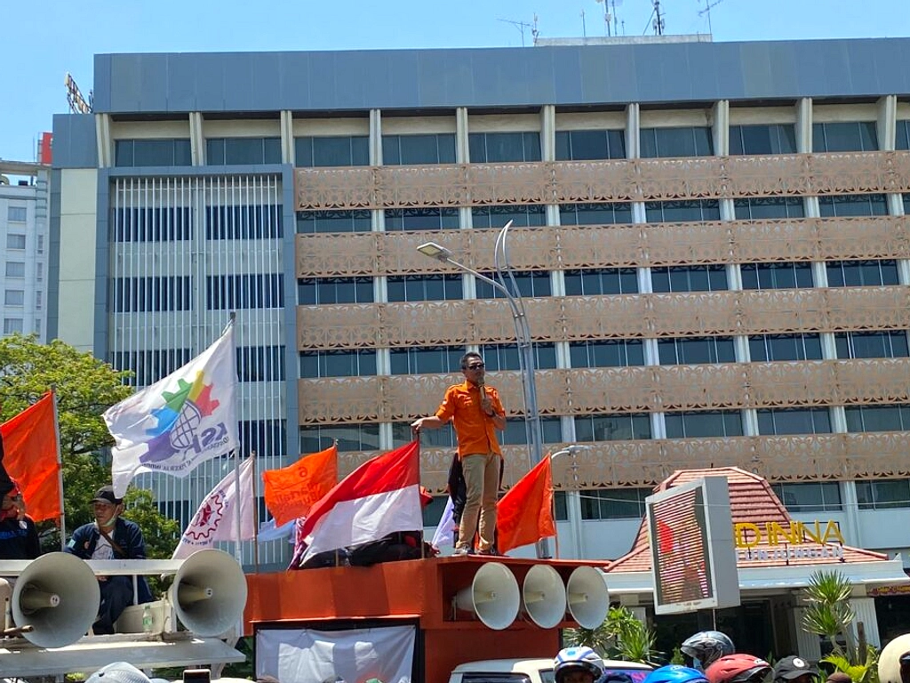 Ratusan Massa "Rakyat Surabaya Menggugat" Tutup Jalan Depan Grahadi