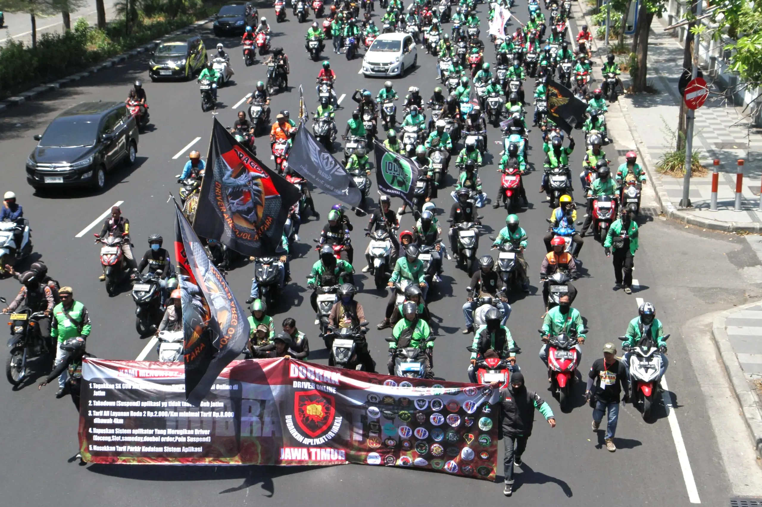 Ratusan Ojek Online Kumpul di Bundaran Waru, Menuju DPRD Jatim