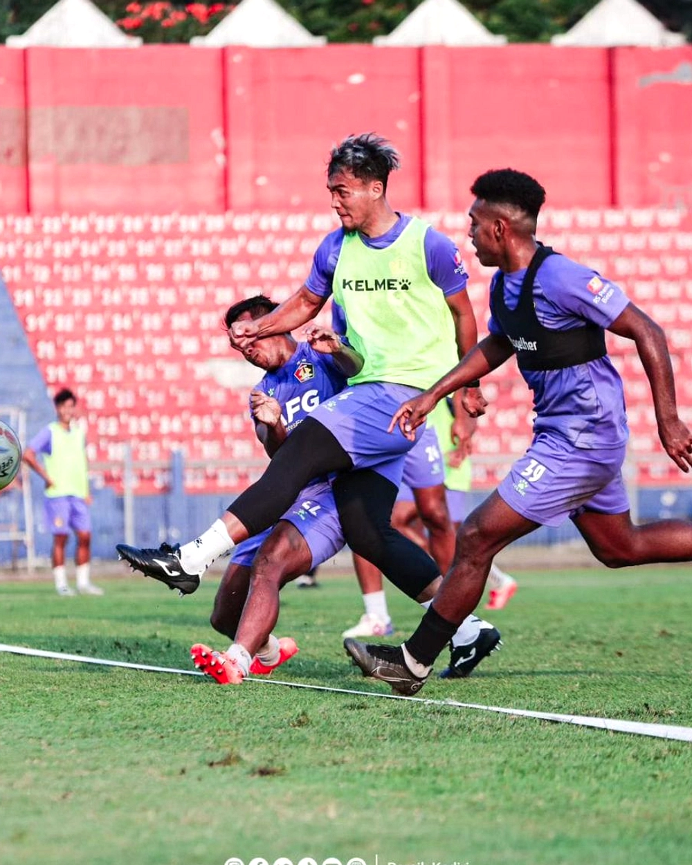 Raymond-Indra dan Nikolaus-Joaquin Kalah, Fokus Tampil