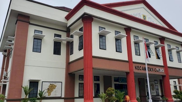 Relawan Exalos Usir Kobra Besar di Rumah Tirtomarto