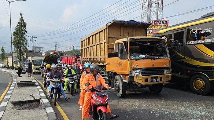 Rem Blong, Truk Minyak Tabrak 4 Motor-Mobil