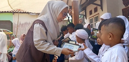 Ressi Monica Selamatkan Anak PAUD Tergelincir di Wisata Air