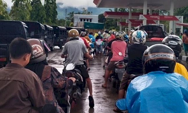 Ribuan Antri SPBU Candi Nganjuk, Panik Harga BBM Berubah