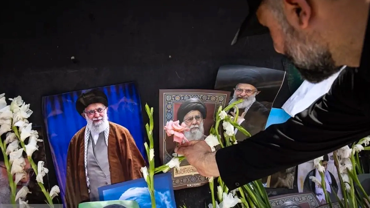 Ribuan Pelayat Iringi Pemakaman Khamenei di Teheran