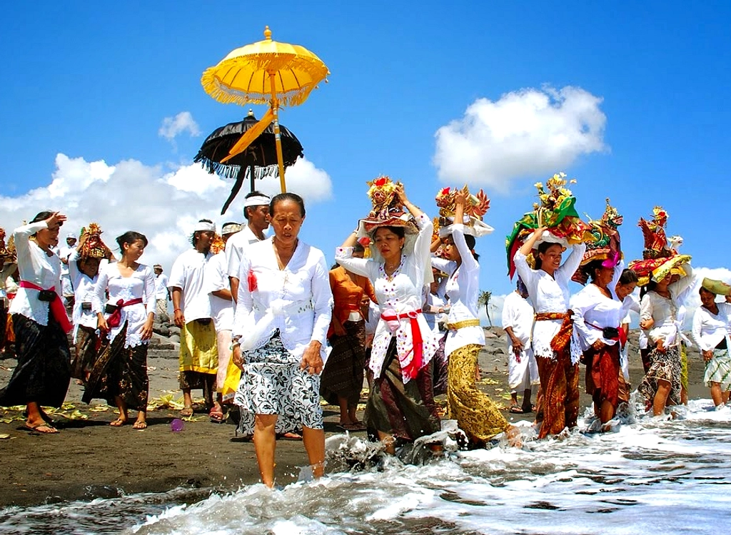 Ribuan Umat Hindu Bali Ikuti Prosesi Melasti ke Tegal Suci