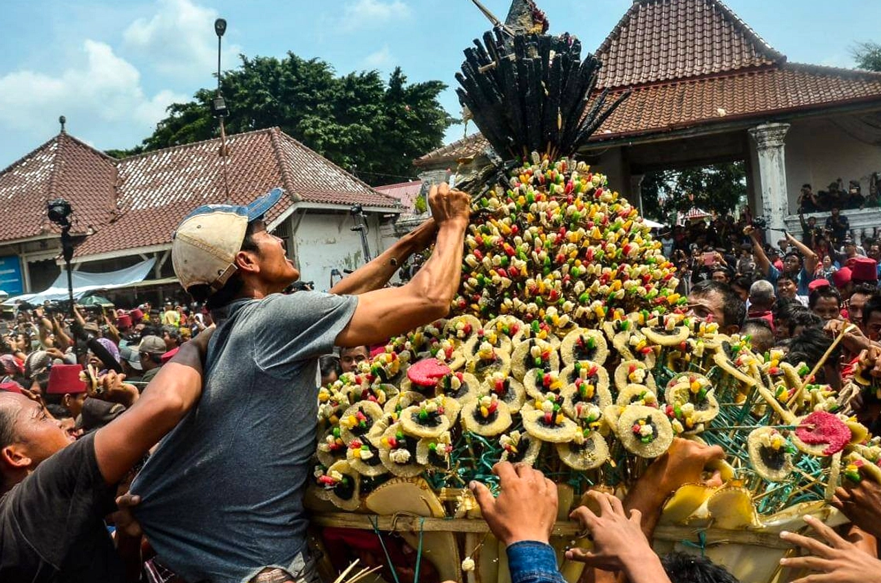 Ribuan Warga Berebut Gunungan Hasil Bumi di Grebeg Sura