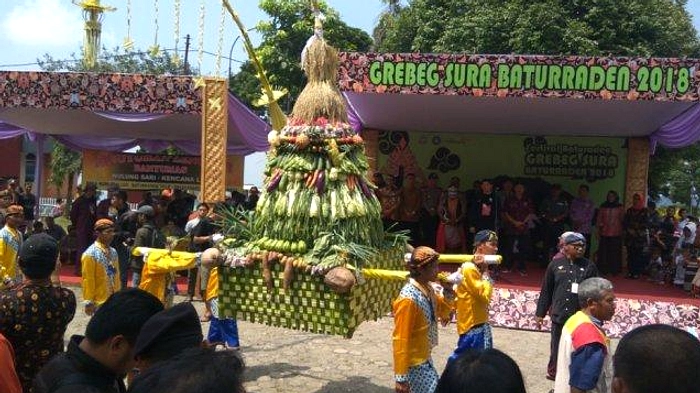 Ribuan Warga Rebut Gunungan Hasil Bumi di Baturraden