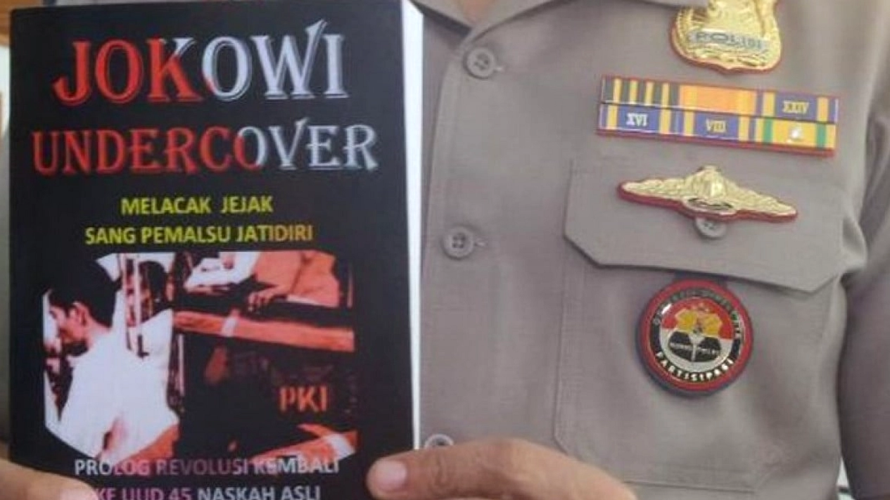 Rismon Serahkan Buku Forensik Digital Ijazah Jokowi