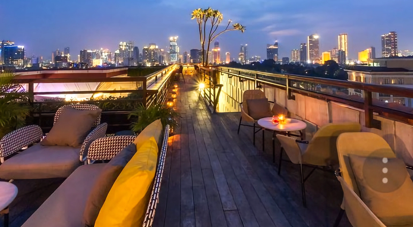 Rooftop Jakarta: 5 Restoran Romantis & Terbaik Pilih