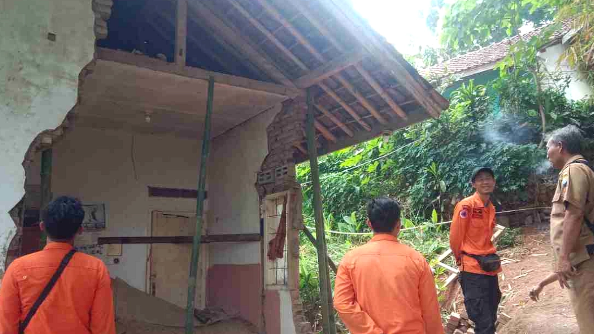 Rumah Agus di Lubuklinggau Ambruk, Dua Anak Luka Kecelakaan