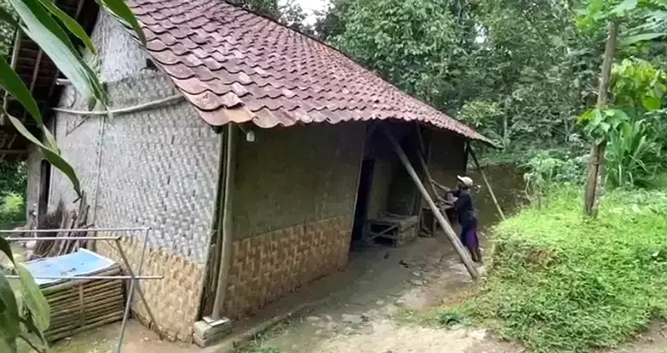 Rumah Mbah Sojo di Nganjuk Bolong, Hidup Tanpa Listrik