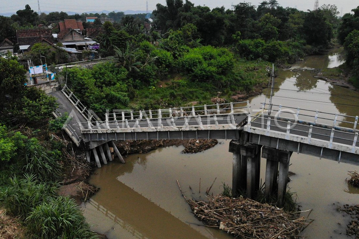 Rumah Satu‑Satunya di Kedungdowo Runtuh Akibat Tanah Ambles, Menyerang Keluarga