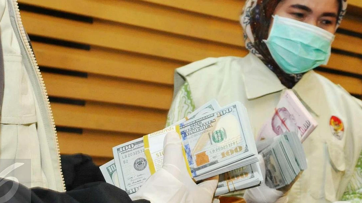 Rupiah Jatuh ke 14.000 per SGD, Pasar Saham Turun 5,2%