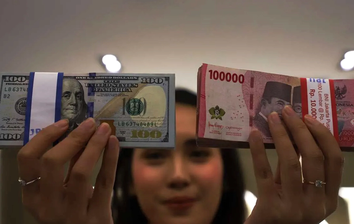 Rupiah Kembali Kuat, BI Naikkan Suku Bunga 50 Poin