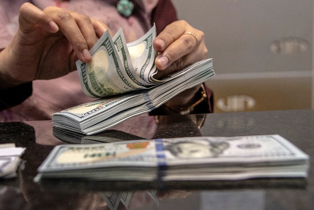 Rupiah Turun, Dolar Menembus Rp17.000, Pasar Tertakluk