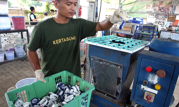 RW 12 Malaka Jaya Ubah Sampah Jadi Kerajinan Ekonomi Tinggi