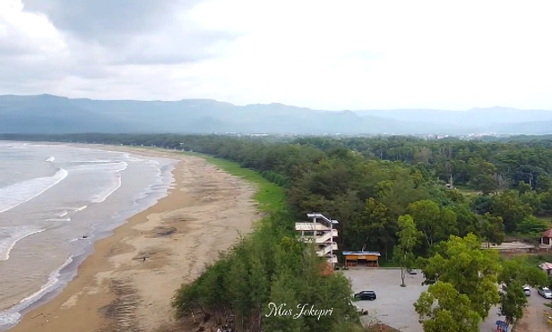 Salat Idul Fitri di Pantai Pancer Dorr, Pacitan, Unik