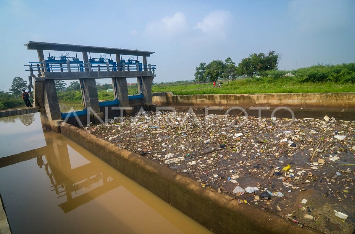 Sampah di Sungai Cikeruh, bau tak sedap, risiko banjir