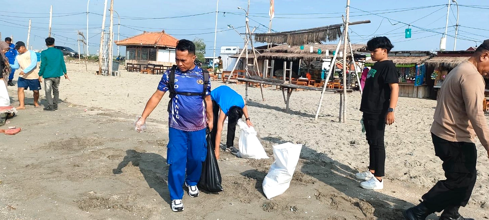 Sampah menumpuk di Pantai Branta, warga serukan bersih