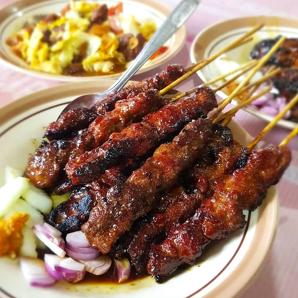 Sate Babi Depan Rumah: Dibakar Langsung di Depan Pelanggan