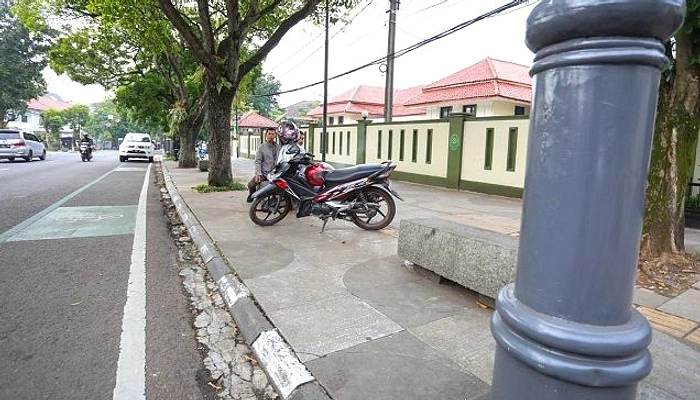 Satpol PP Bongkar Garasi Viral di Trotoar Jalan Ambon
