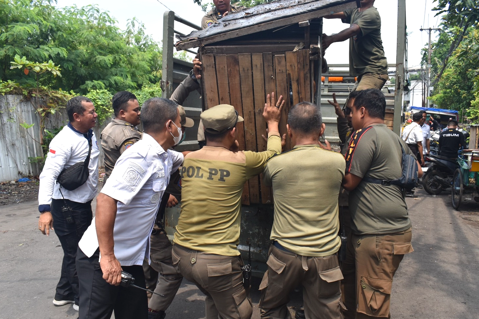 Satpol PP Gusur Lapak Cuanki Depan Masjid Pusdai