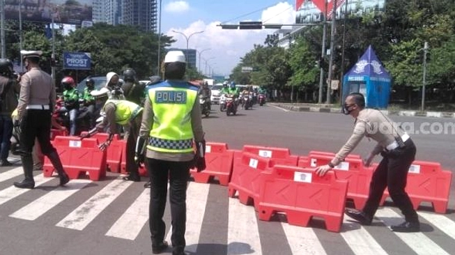 Satpol PP Hilangkan Reklame Rongsok di Jalan Buahbatu