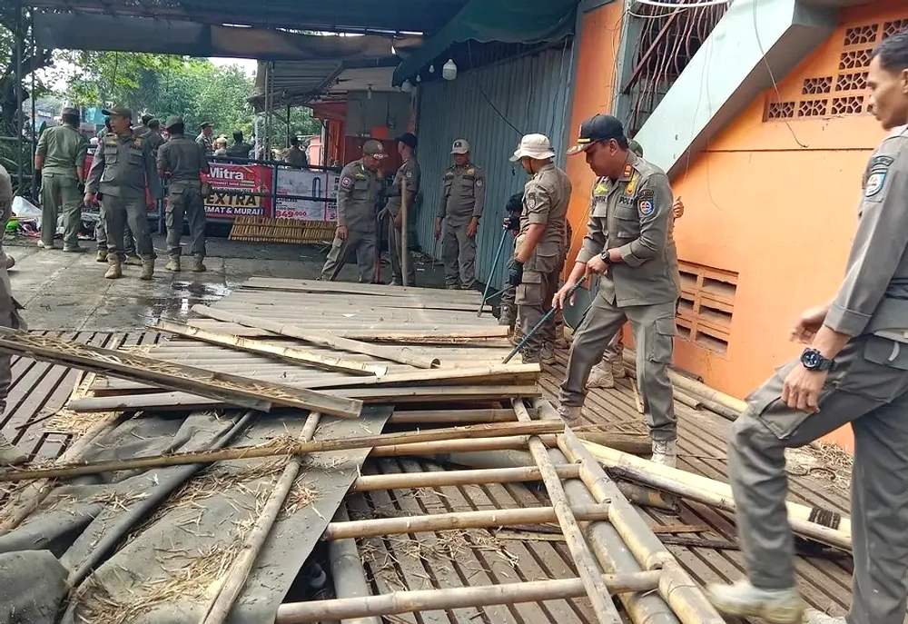 Satpol PP Sumedang Bongkar 10 Bangunan Liar