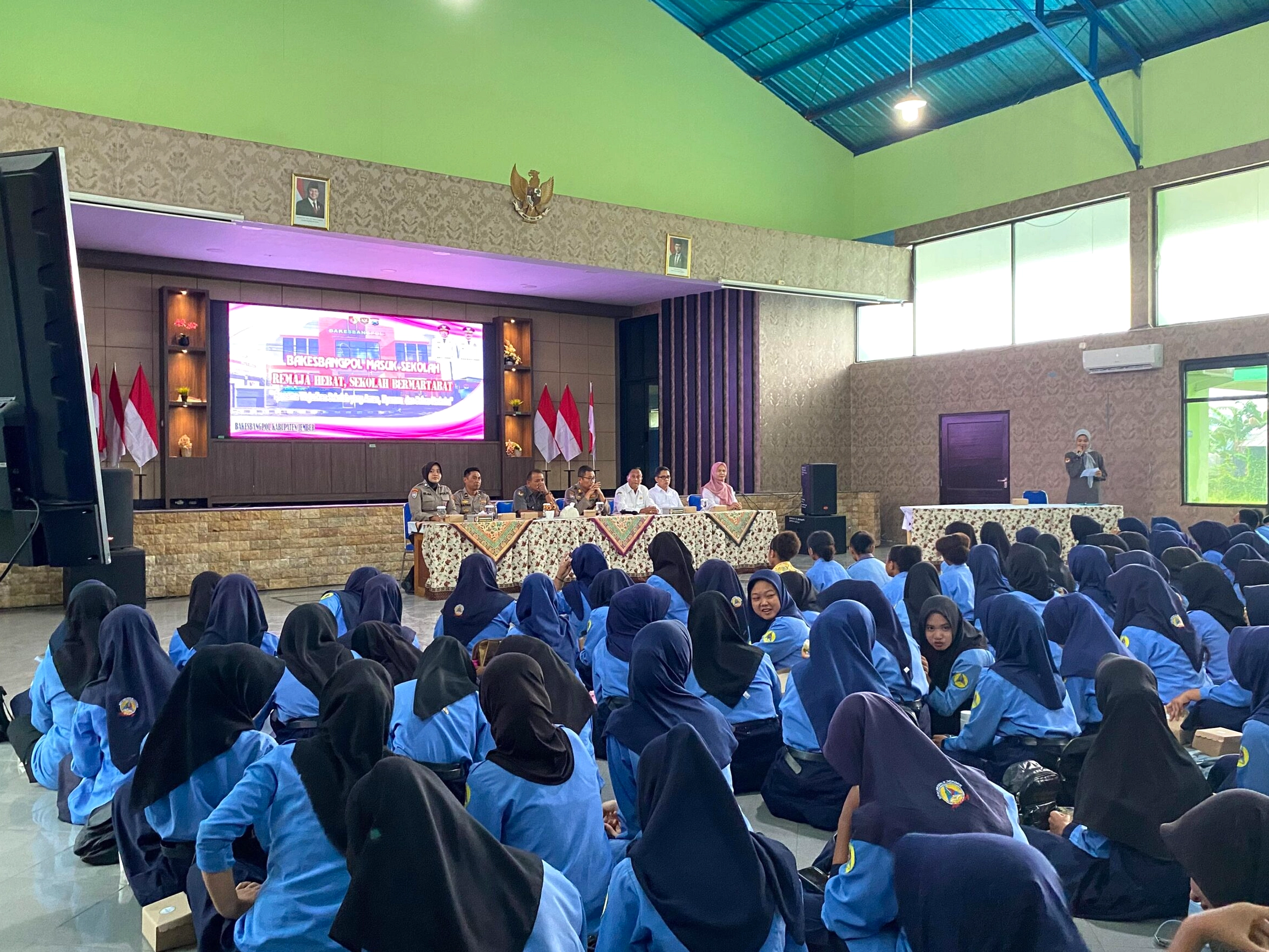 Sekolah Jember Siapkan Lapangan Sepak Bola Internasional