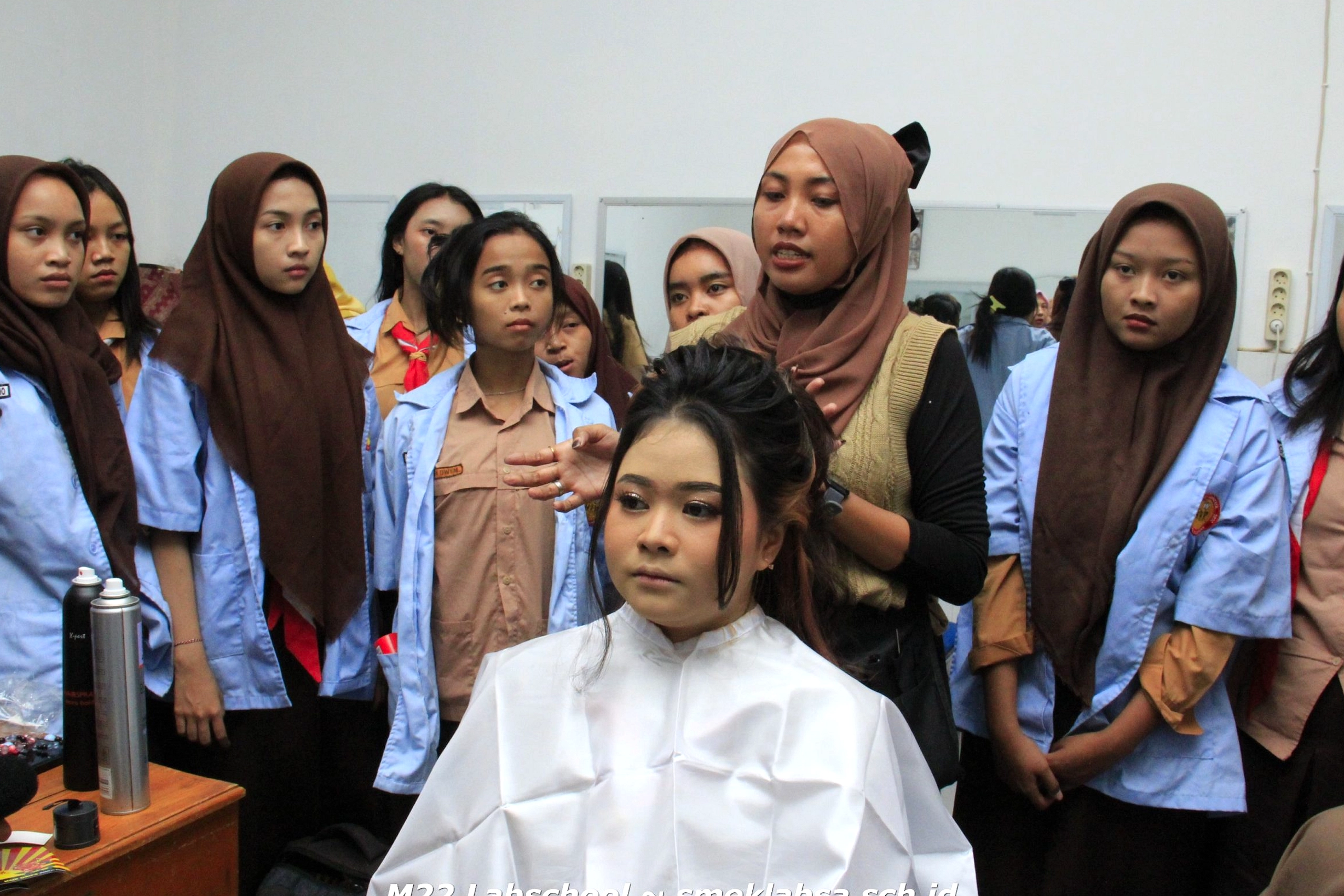 Sekolah Panggil Barber untuk Atur Rambut Siswa Baru