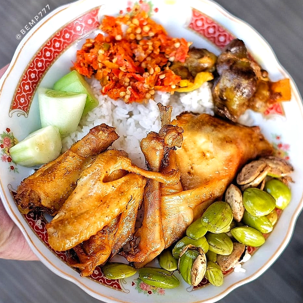 Semarang Bersaing: Ayam Goreng Pak Supar, Sayangan, dan Bu Toha