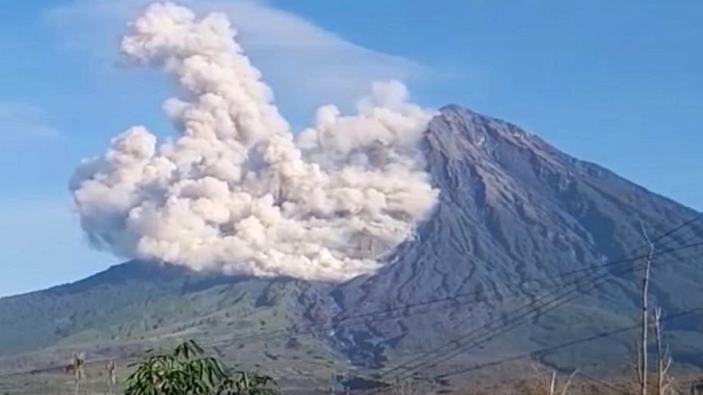 Semeru Erupsi Besar: Awan Panas 4,5 km, Peringatan 13 km