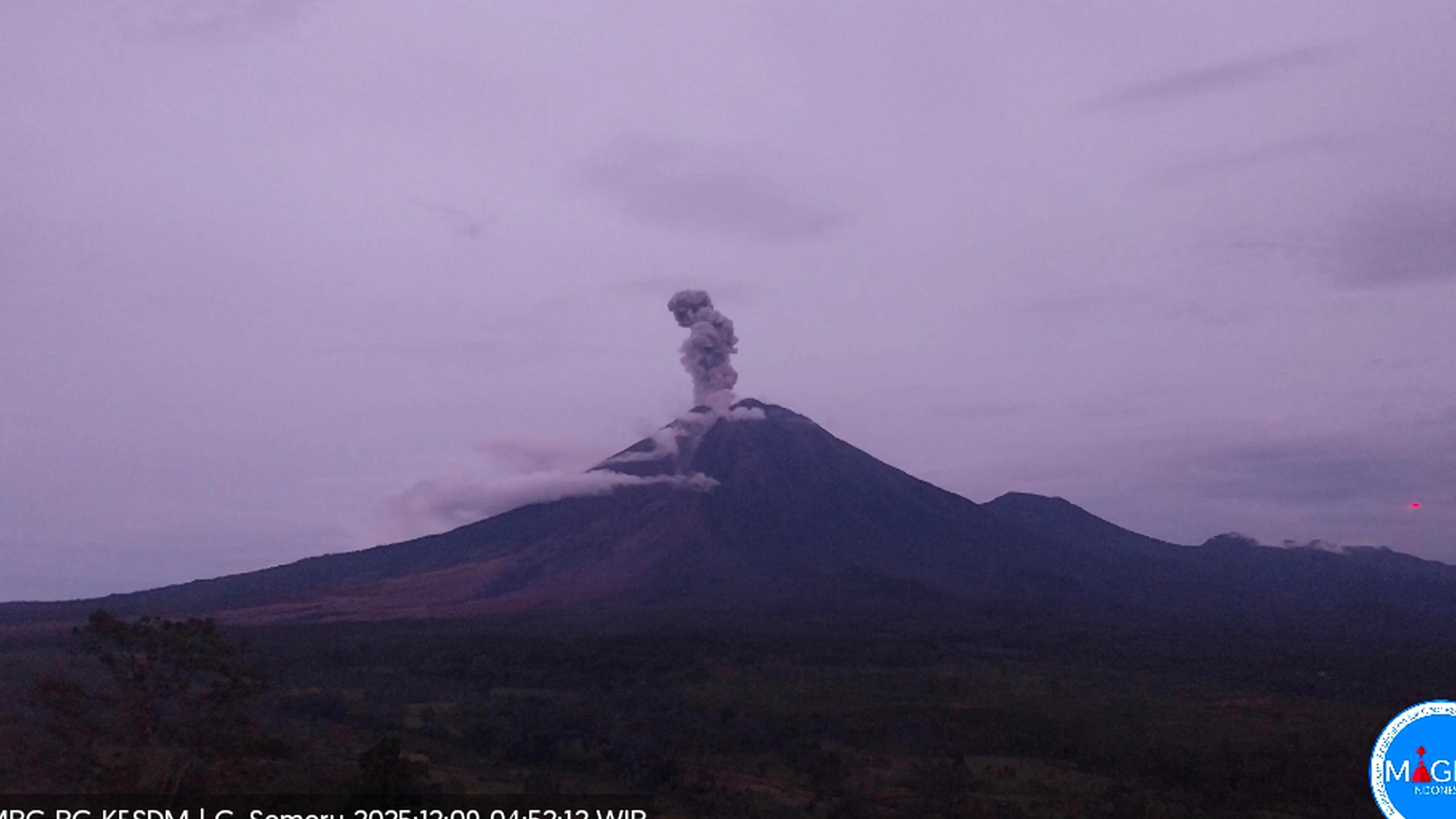 Semeru Erupsi Empat Kali, Abu Capai 1.300 Meter