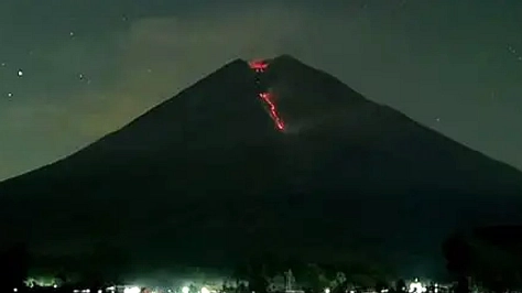 Semeru Erupsi, Lontarkan Lava Pijar 1,5 Km