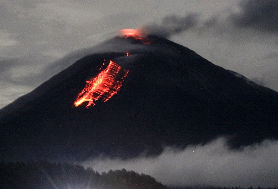 Semeru Kembali Erupsi, Luncurkan Lava Pijar 1 KM
