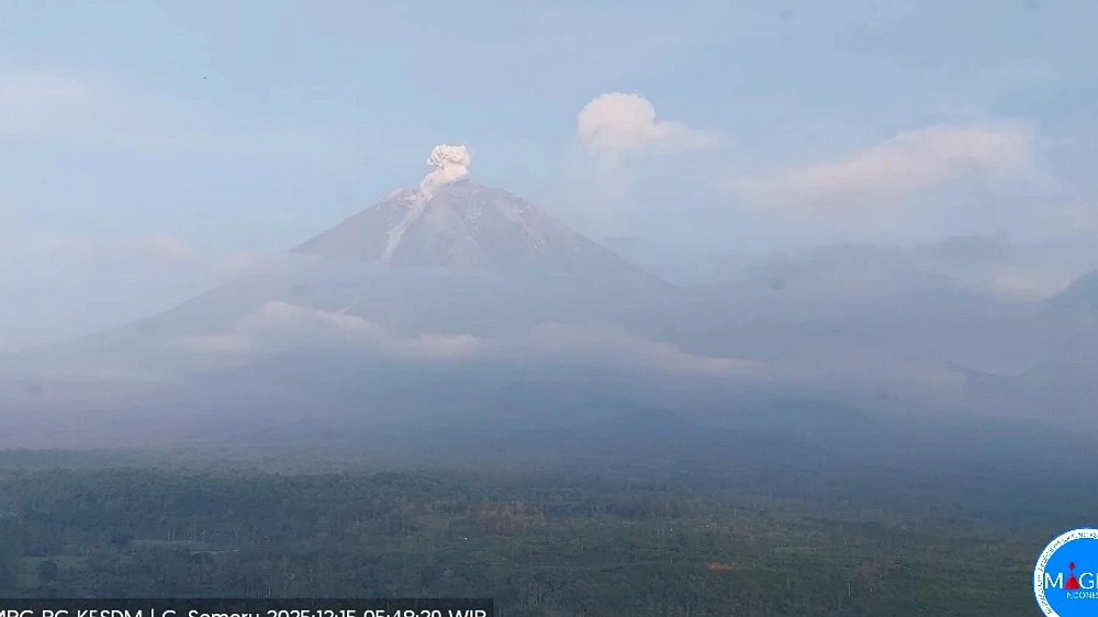 Semeru Letus 18 Kali, Abu 1.000m, Warga Dihindari 13km