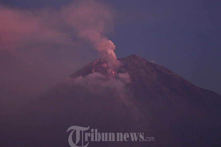 Semeru Luncurkan Lava Pijar 2 km, Siaga III Tetap Selama