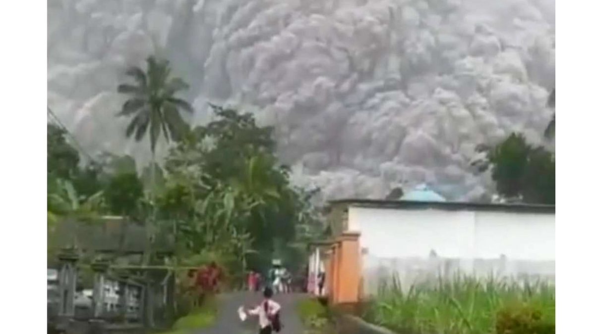 Semeru Terbakar Lagi, Idulfitri Bawa Awan Panas 4.5Km