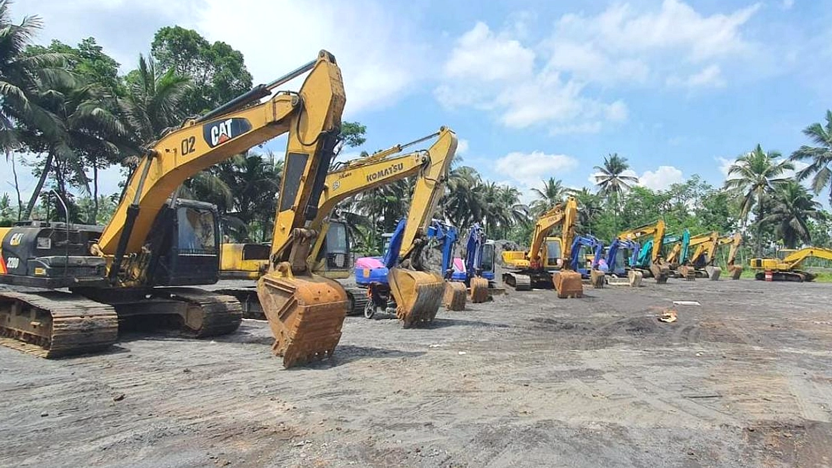 Sewa Ekskavator, Wanita Ini Robohkan Rumah Dinas Bea Cukai