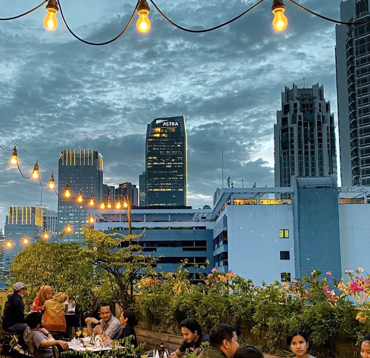 Sky Lounge Lantai 22, Ngopi Sambil Lihat Jakarta